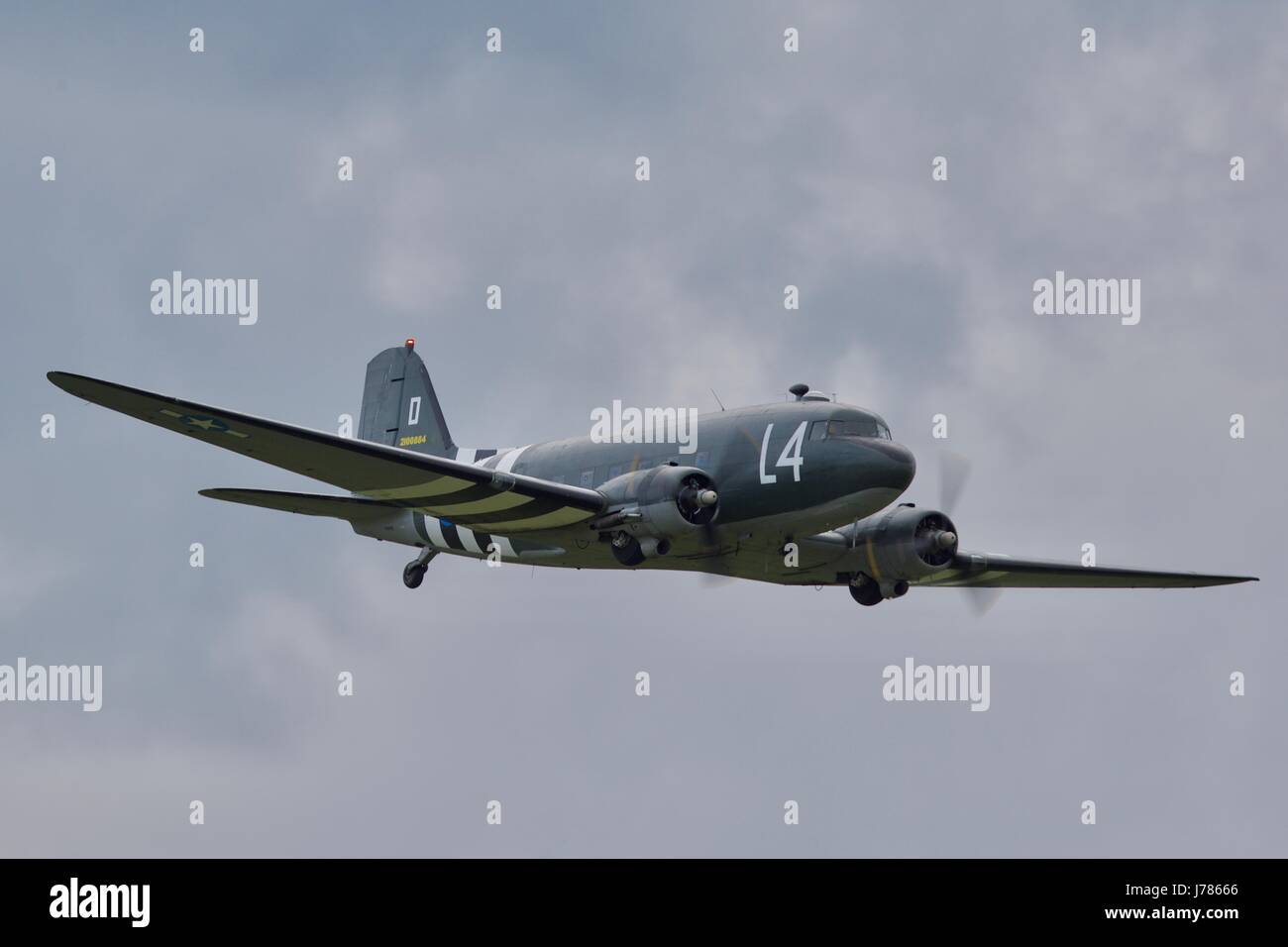 Aces High Douglas C-47 Skytrain mit dem 2. Weltkrieg d-Day-Markierungen Stockfoto