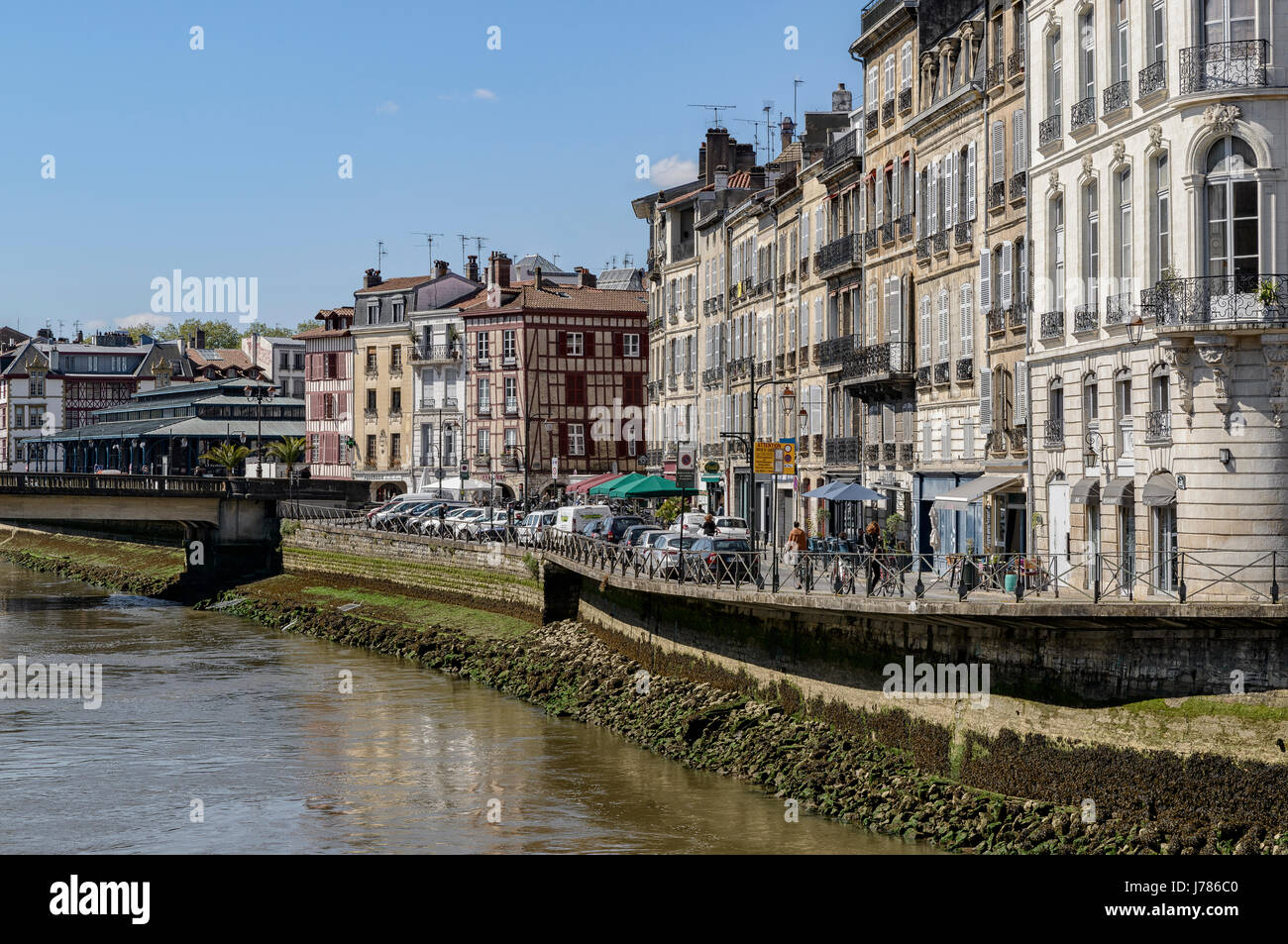 Traditionelle Architektur auf Nive Flussufer mit dem Markt in den Hintergrund, Bayonne, Kai Corsaires, Pyrenäen Atlantiques, Frankreich, Europa. Stockfoto