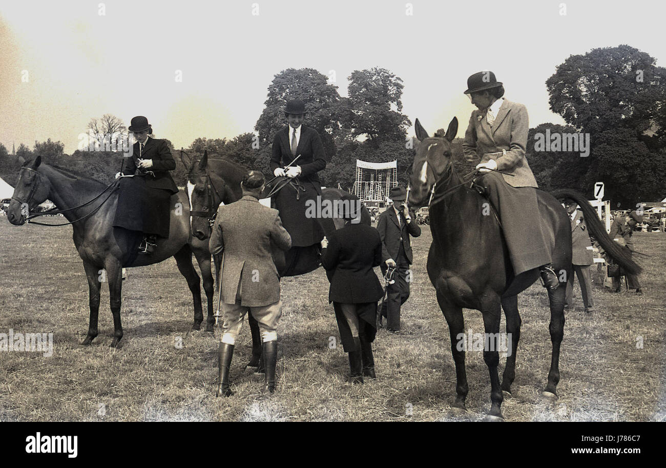 1950, historische, Bild zeigt drei Frauen auf Pferden das Reiten Kleidung  geeignet für wohlerzogene Dame, ein Pferd Sidesaddle, einmal die nur  passend zu fahren Weg für eine Dame auf dem Pferderücken zu