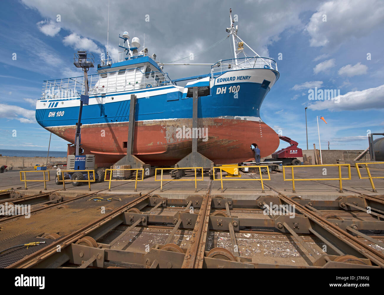 Krabbe Fischerboot Edward Henry (DH 100) in der Macduff Werft für ein Repaint nach einer harten Saison-Arbeit. Stockfoto