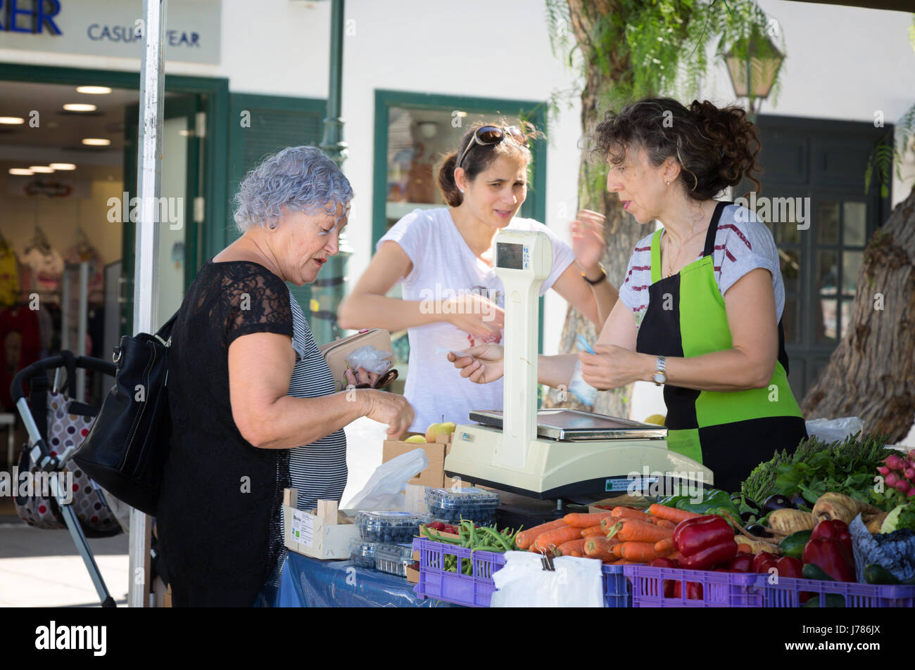 Lanzarote-Markt - Einheimischen einkaufen in einem Stall, Markt Costa Teguise, Lanzarote, Kanarische Inseln, Europa Stockfoto