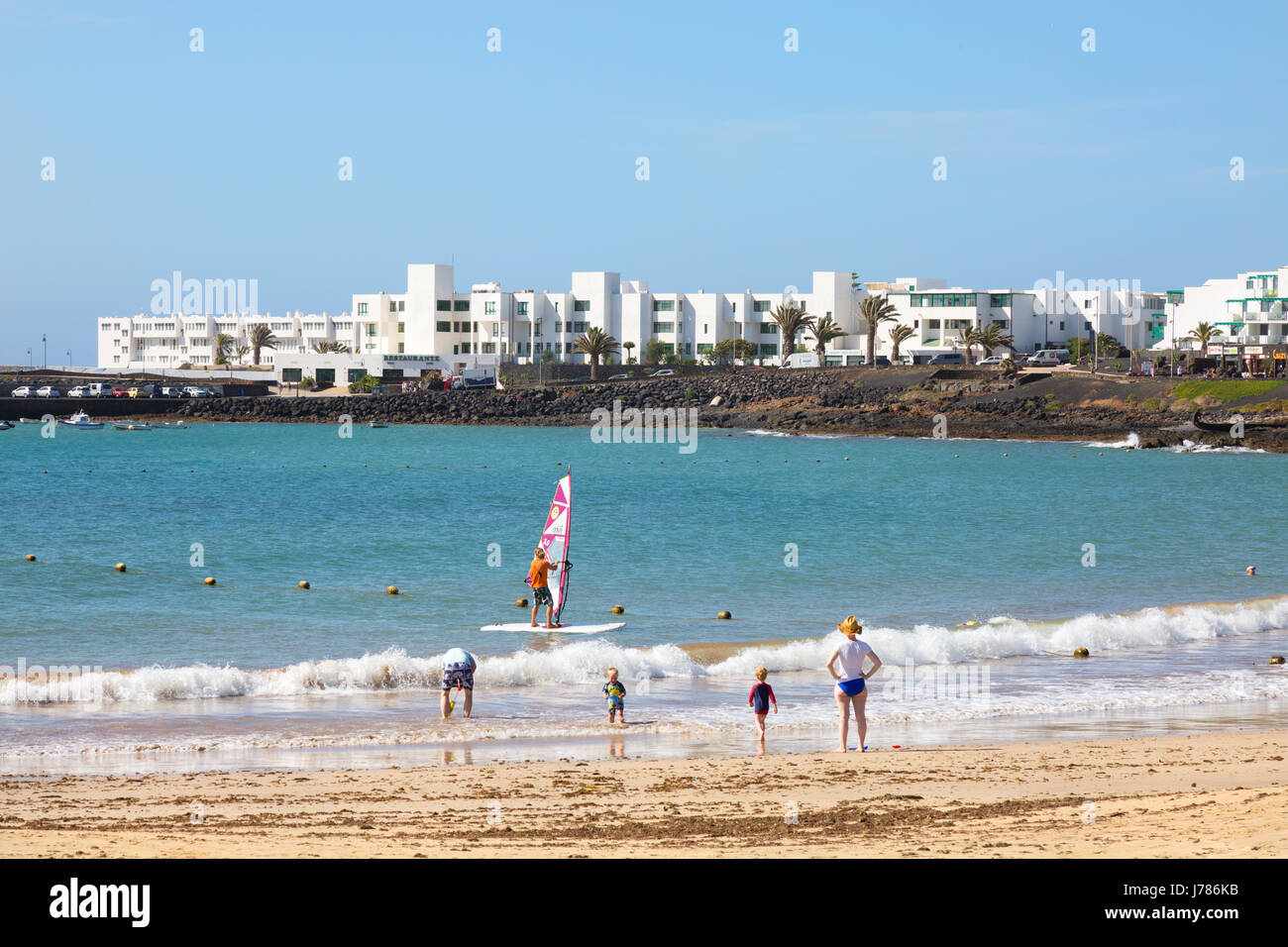 Eine Familie in den Urlaub; Strand Las Cucharas, Playa Bastian, Costa Teguise, Lanzarote, Kanarische Inseln Stockfoto