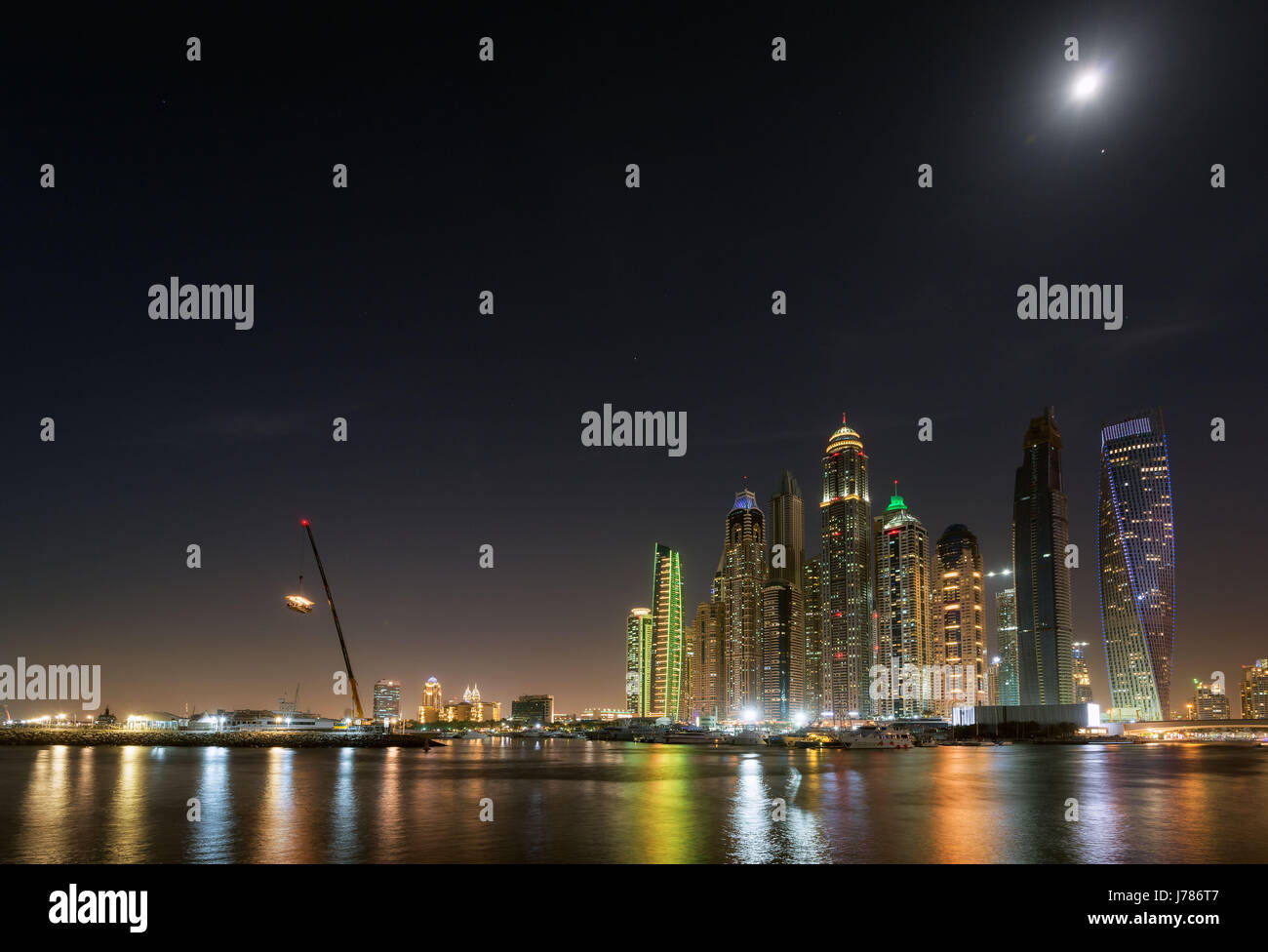 Nachtansicht einer mondhellen Dubai Marina mit Reflexionen in den Hafen. Stockfoto