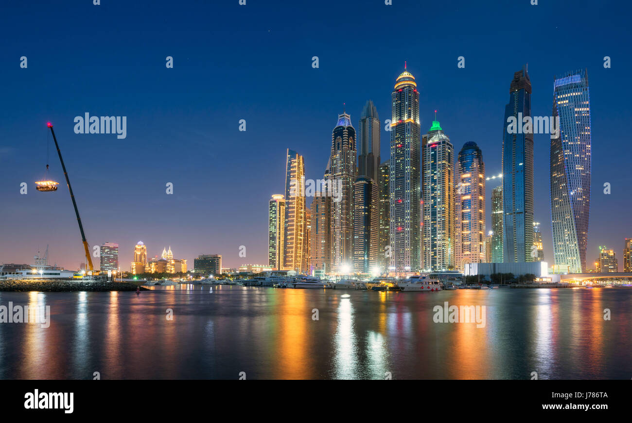 Nachtansicht der Dubai Marina mit Reflectons im Hafen zur blauen Stunde Stockfoto