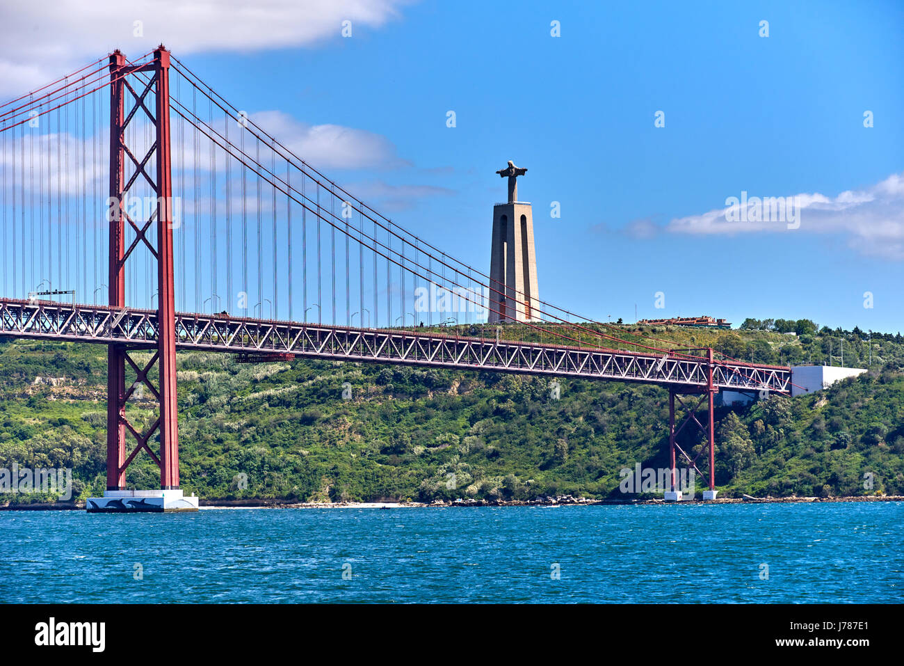 25 De Abril Brucke Ponte 25 De Abril 25 April Bridge Ist Eine Hangebrucke Verbindet Die Stadt Lissabon Stockfotografie Alamy