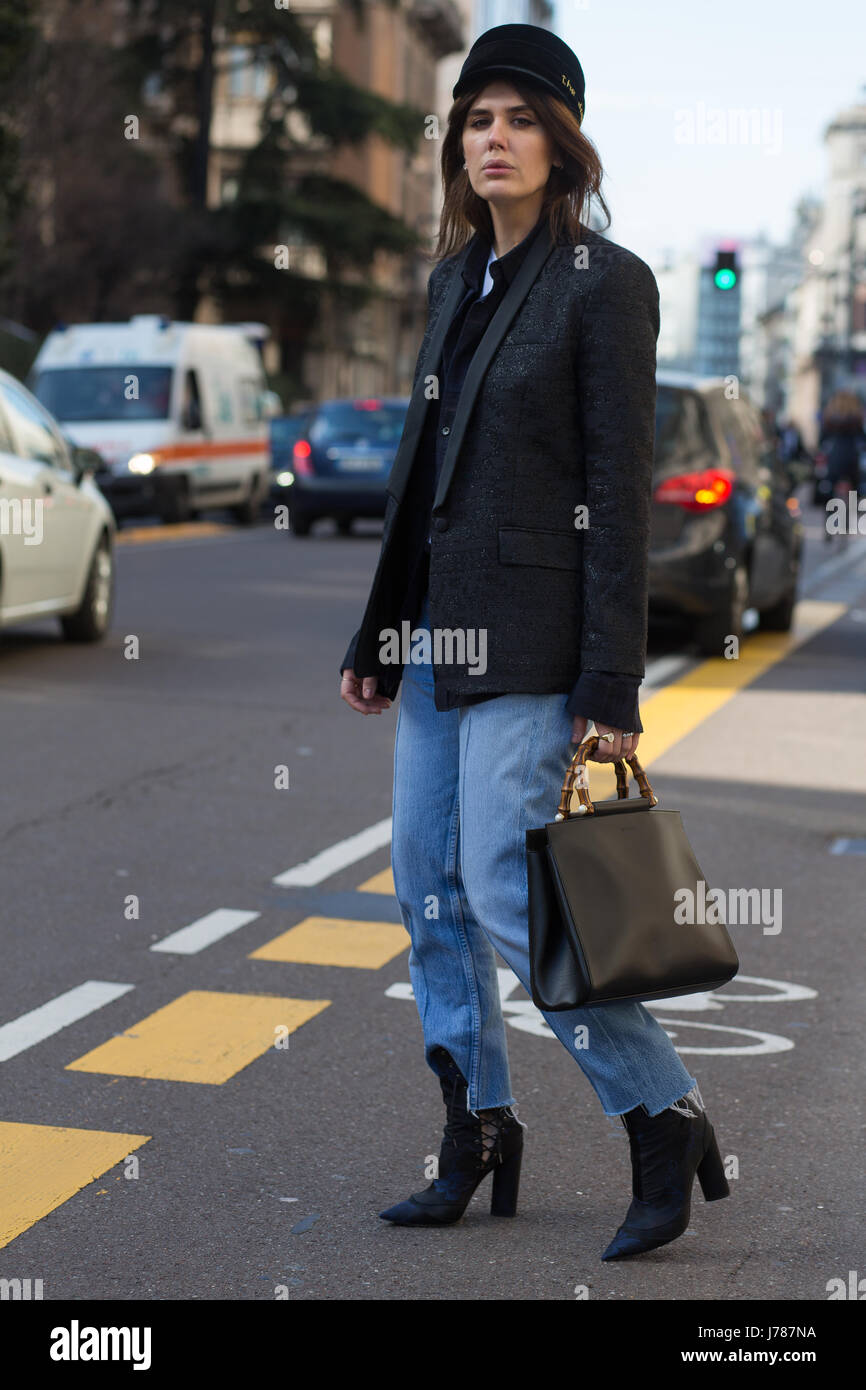 Alina Gherghe auf den Straßen von Mailand während der Mailand Fashion Woche Herbst/Winter 2017 Stockfoto