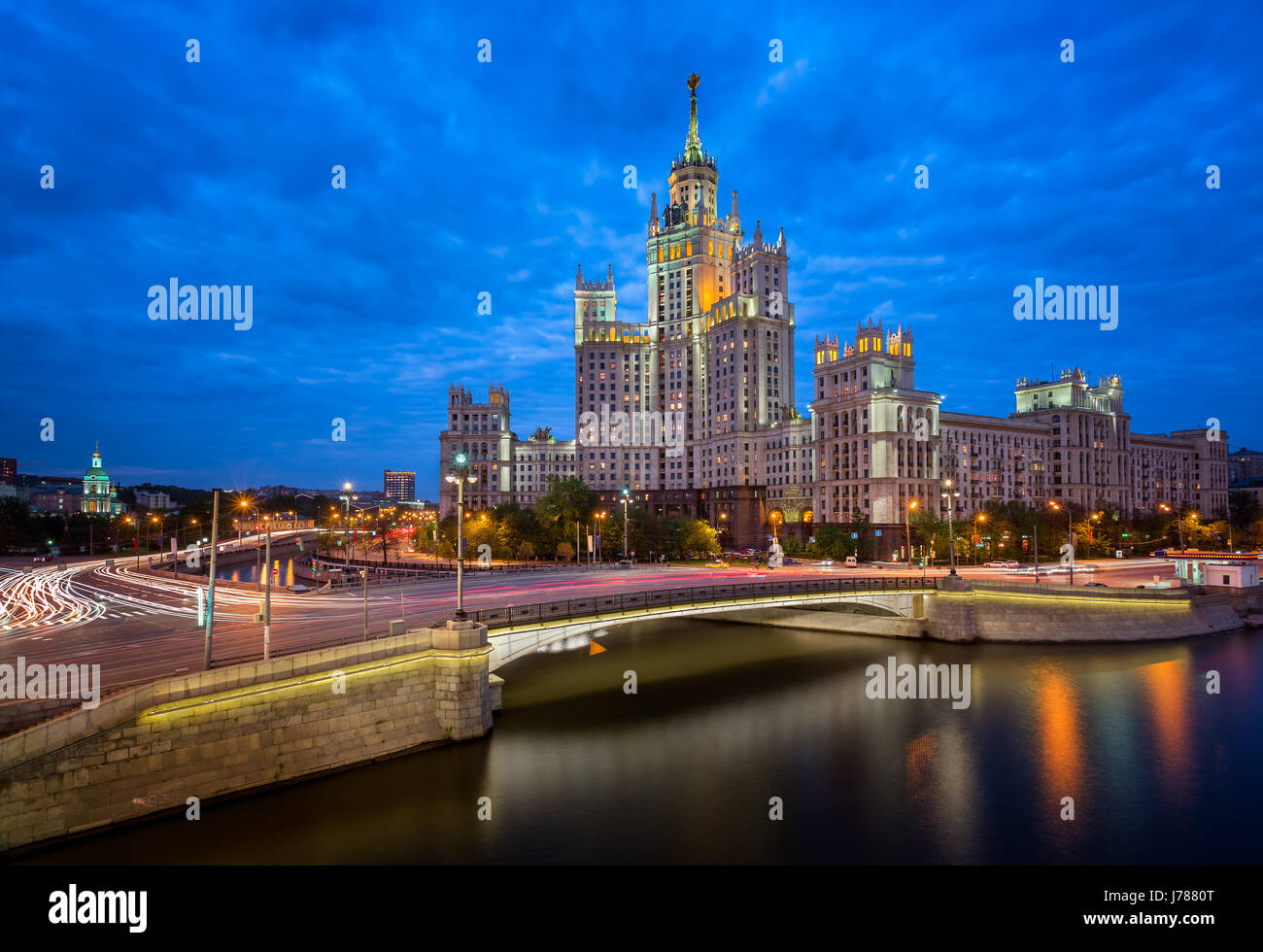 Kotelnicheskaya Damm Building, eines der sieben Schwestern von Moskau am Abend, Moskau, Russland Stockfoto