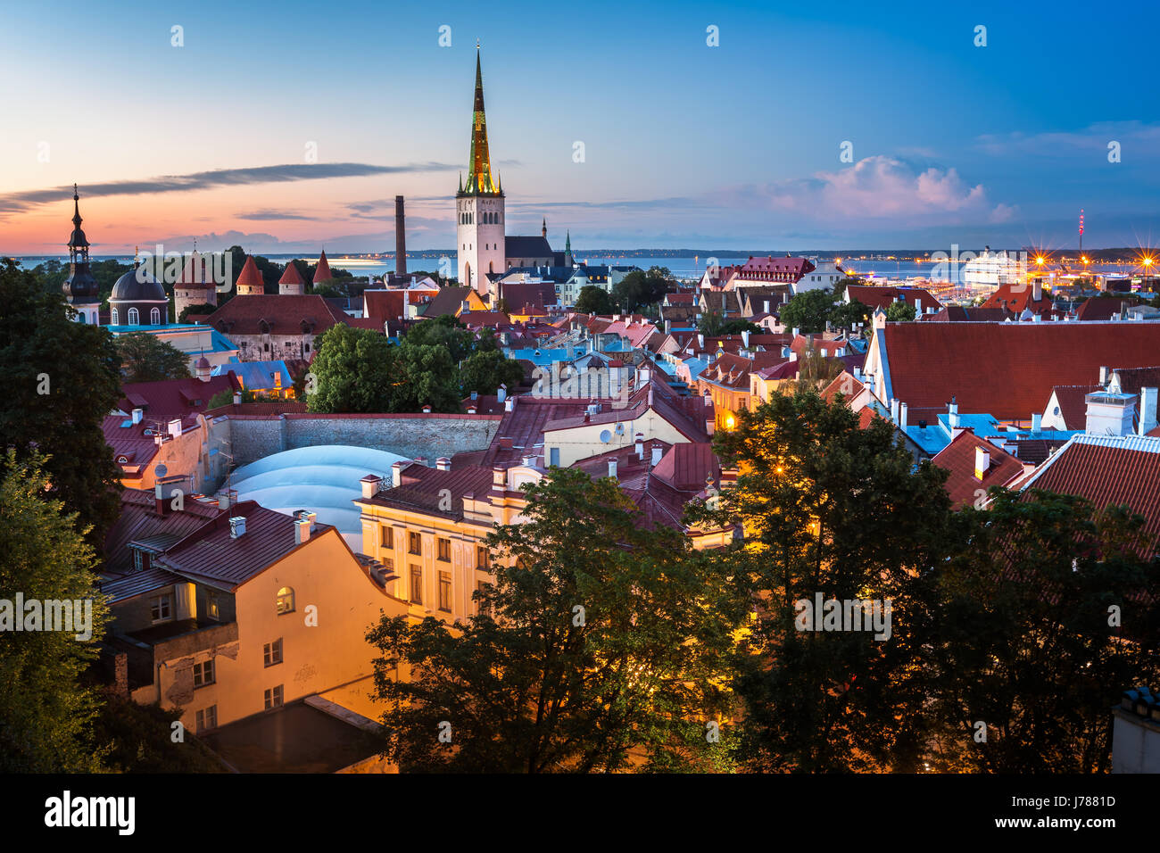 Luftbild der Altstadt von Tallinn am Abend, Tallinn, Estland Stockfoto