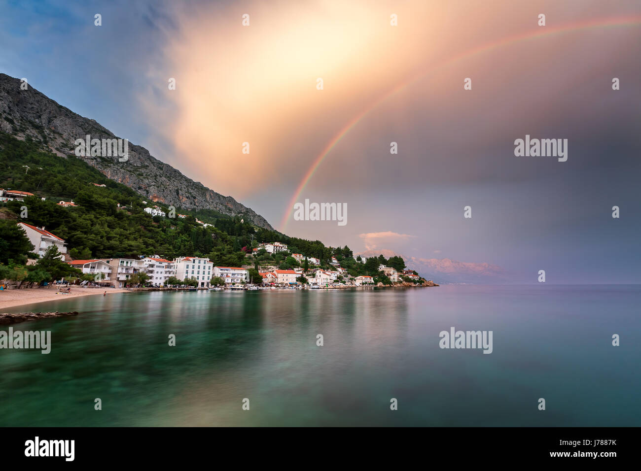 Regenbogen über dem kleinen Dorf in Omis Riviera nach dem Regen, Dalmatien, Kroatien Stockfoto