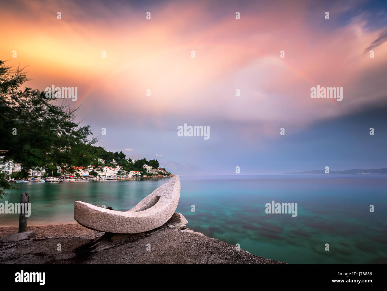 Regenbogen über dem weißen Stein Boot und kleine Dorf in Omis Riviera, Dalmatien, Kroatien Stockfoto
