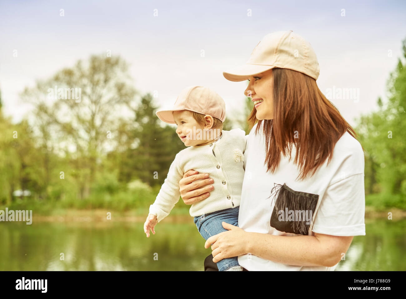 Ein Baby und Mutter im freien Stockfoto