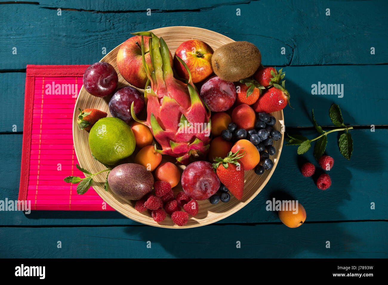 Schüssel mit verschiedenen Früchten Stockfoto