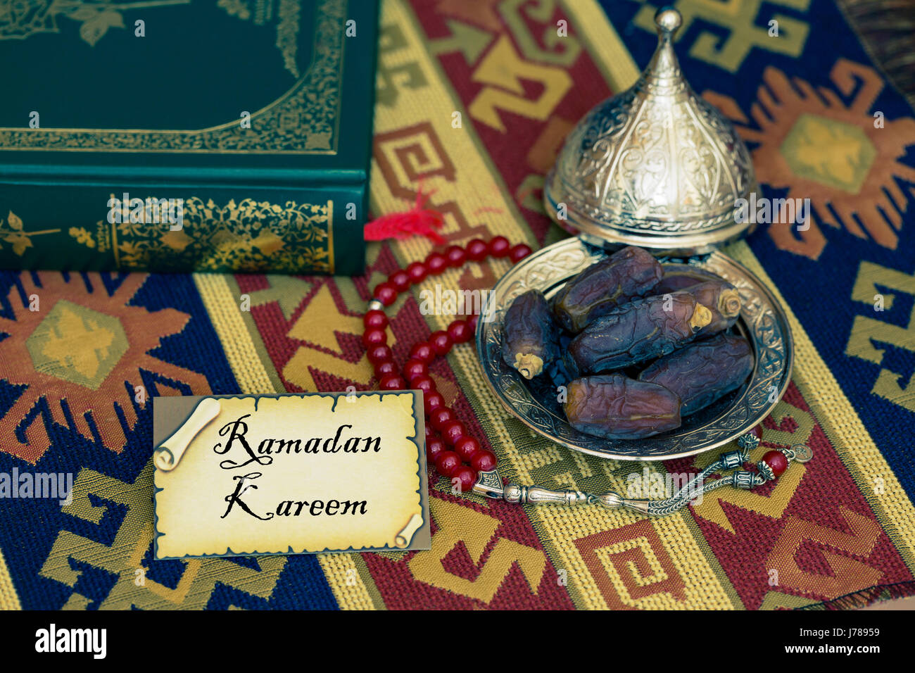 Ramadan Kareem Text auf Karte mit Koran, Rosenkranz und Termine Stockfoto