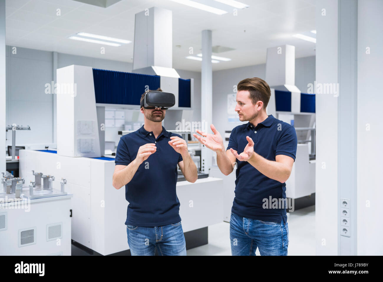 Zwei Männer im Testraum Instrument mit VR-Brille Stockfoto
