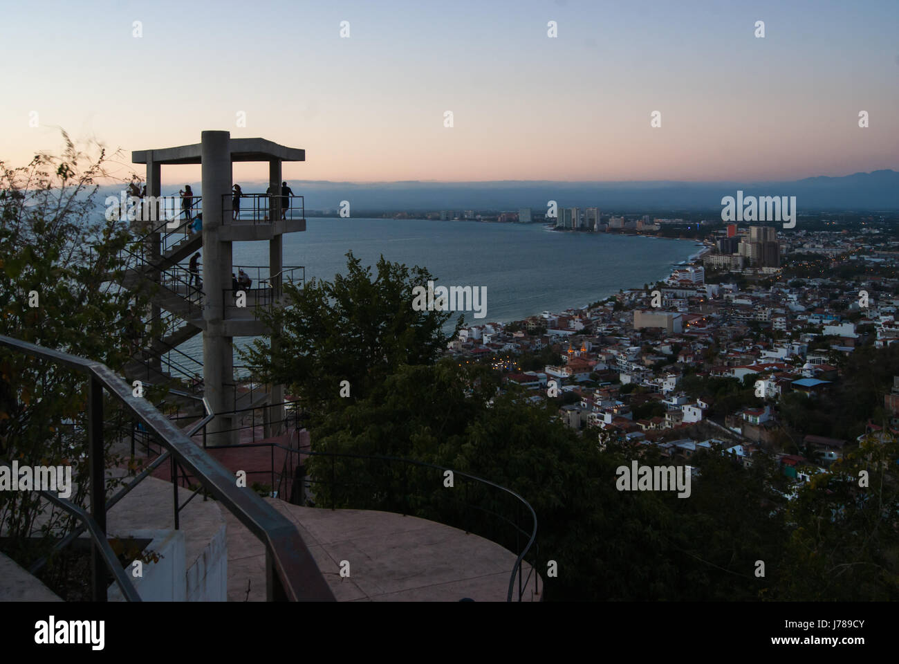 Eine Abendstimmung bei der Suche über Puerto Vallarta, Blick auf die Bucht von Banderas, Hotelzone und Nuevo Vallarta in den Rücken Stockfoto