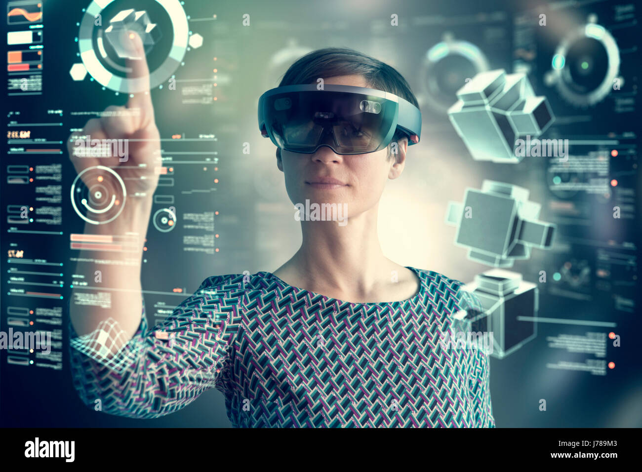 Frau trägt mixed-Reality Datenbrille transparenten Bildschirm berühren Stockfoto