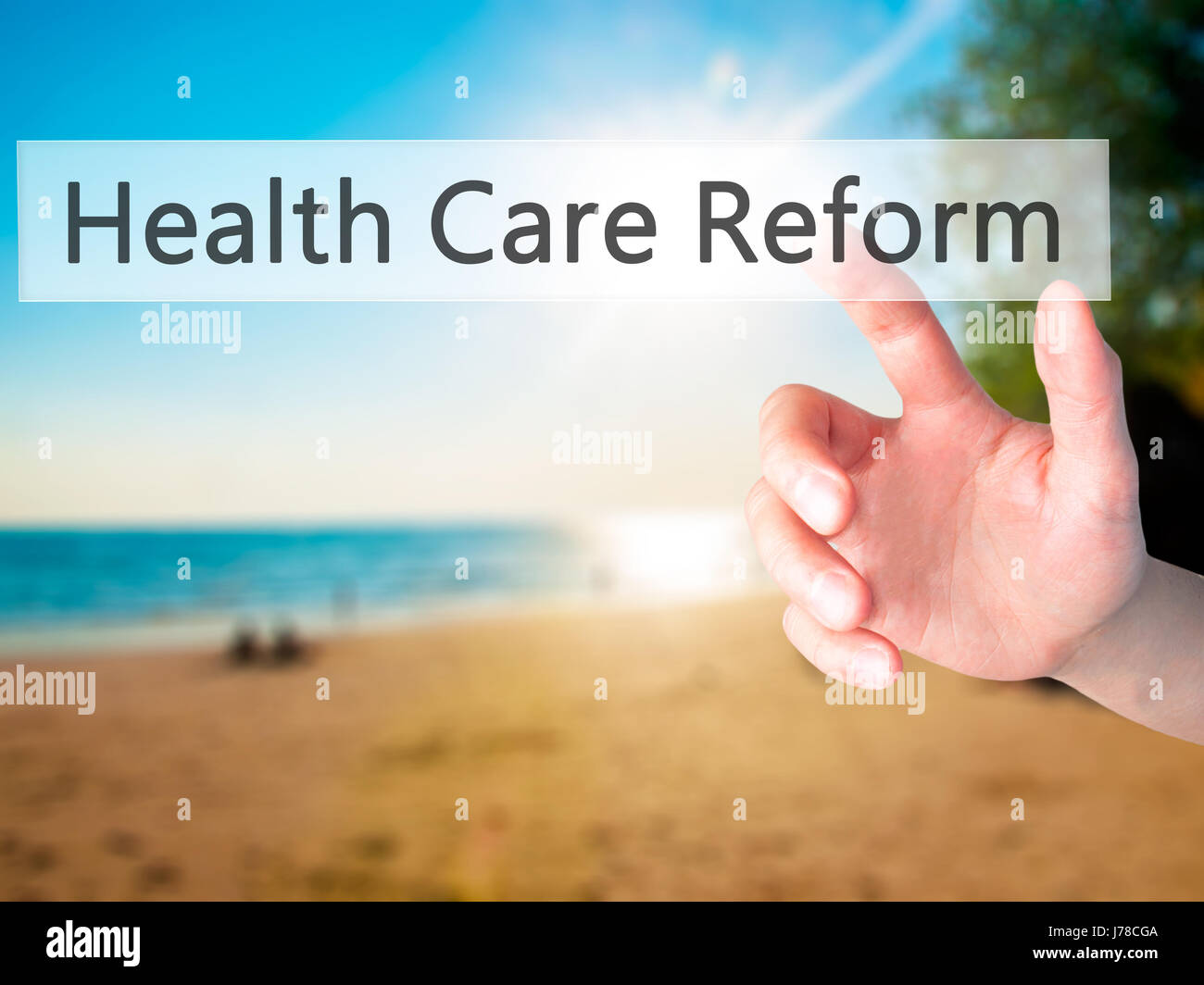 Gesundheitsreform - Hand drücken einer Taste auf unscharfen Hintergrund Konzept. Wirtschaft, Technologie, Internet-Konzept. Stock Foto Stockfoto