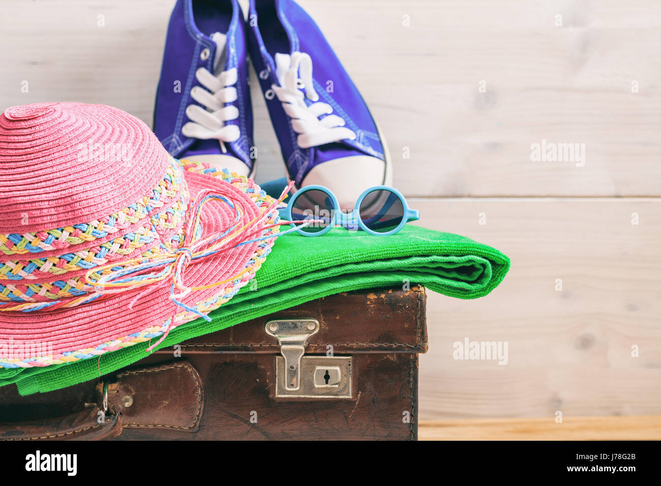 Strand-Accessoires auf einem alten Koffer - weißen hölzernen Hintergrund - Kopie Raum Stockfoto