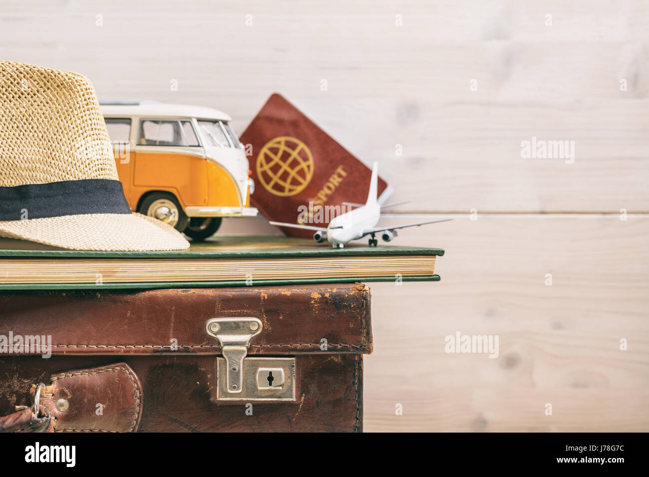 Reise-Accessoires auf einem alten Koffer - weißen hölzernen Hintergrund - Kopie Raum Stockfoto