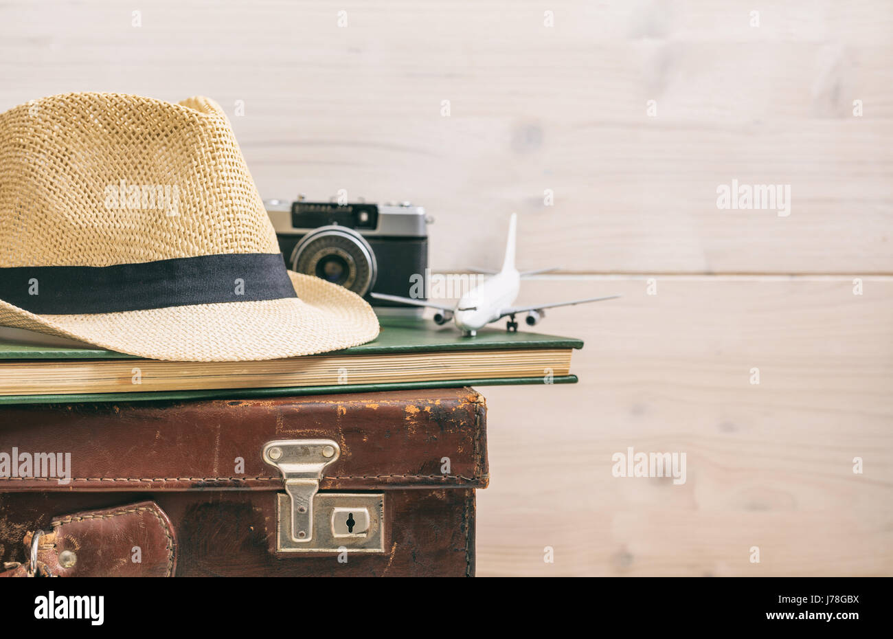 Reise-Accessoires auf einem alten Koffer - weißen hölzernen Hintergrund - Kopie Raum Stockfoto