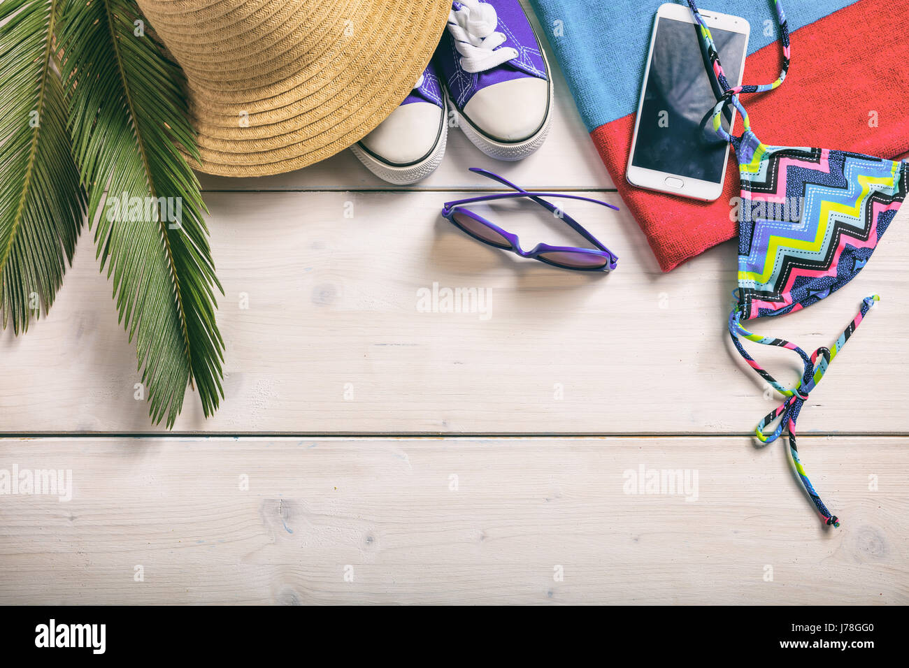 Sommer Urlaub Konzept auf weißem Holz Hintergrund - Draufsicht Stockfoto