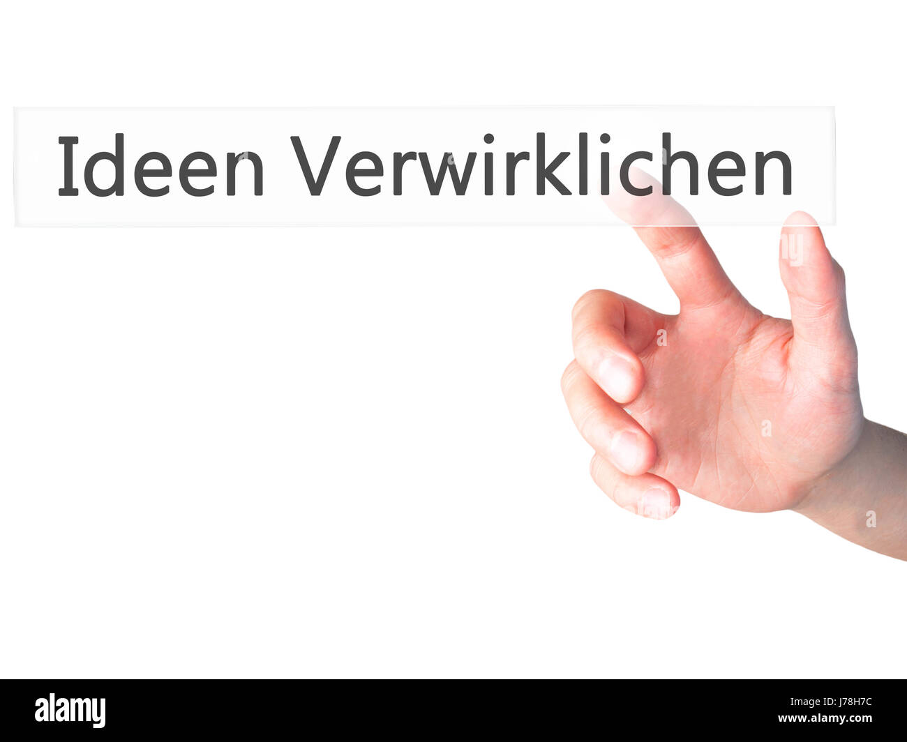 Ideen Verwirklichen (realisieren Ideen in deutscher Sprache) - Hand drücken einer Taste auf unscharfen Hintergrund Konzept. Wirtschaft, Technologie, Internet-Konzept. Lager Stockfoto