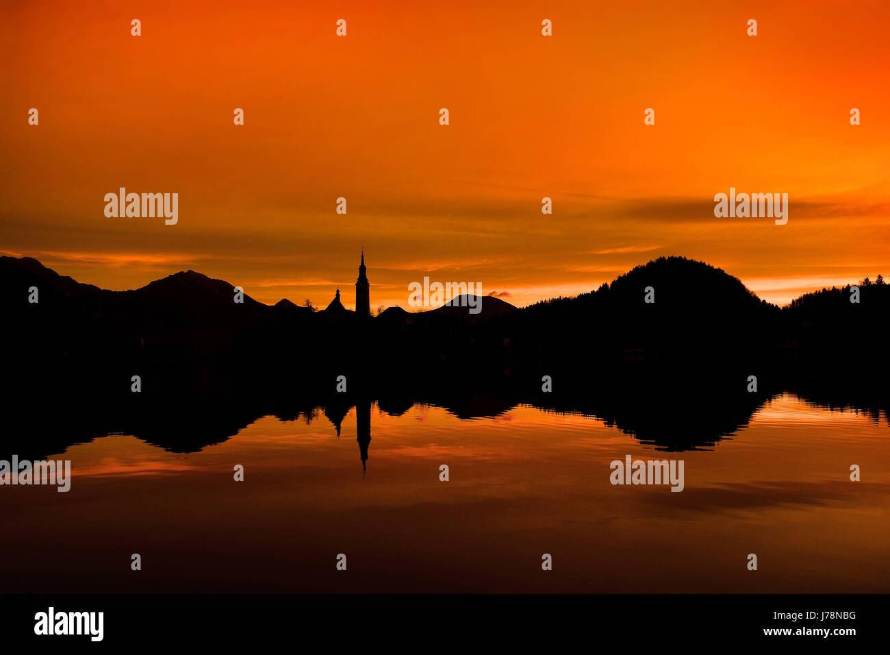 Die Kirche der Himmelfahrt Reflexion während des Sonnenuntergangs, Bled, Slowenien. Stockfoto