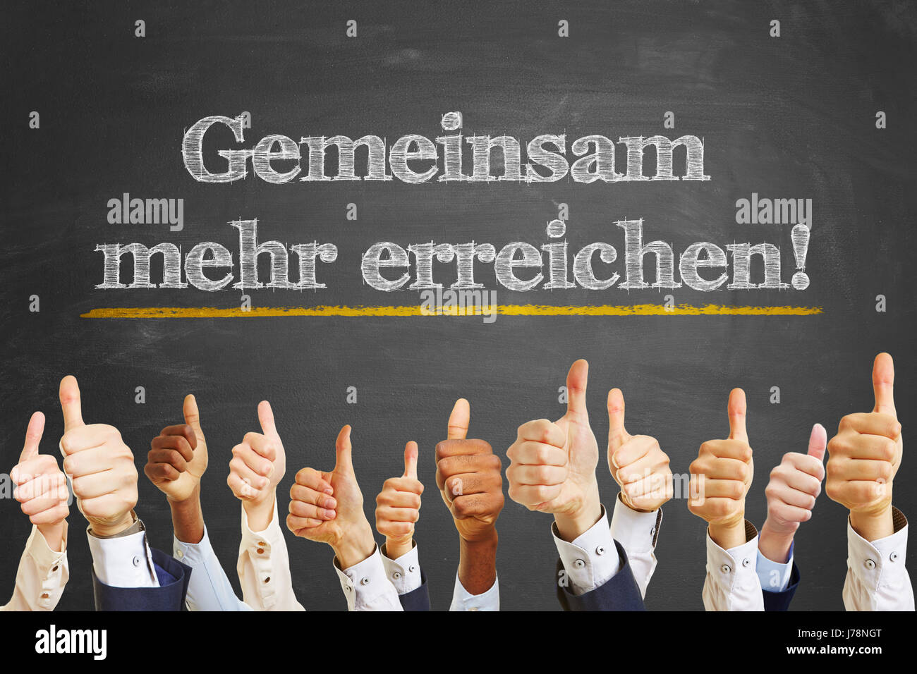 Deutsche Slogan 'Gemeinsam Mehr u-' (zusammen erreichen wir mehr) mit viele Geschäftsleute Daumen hoch Stockfoto