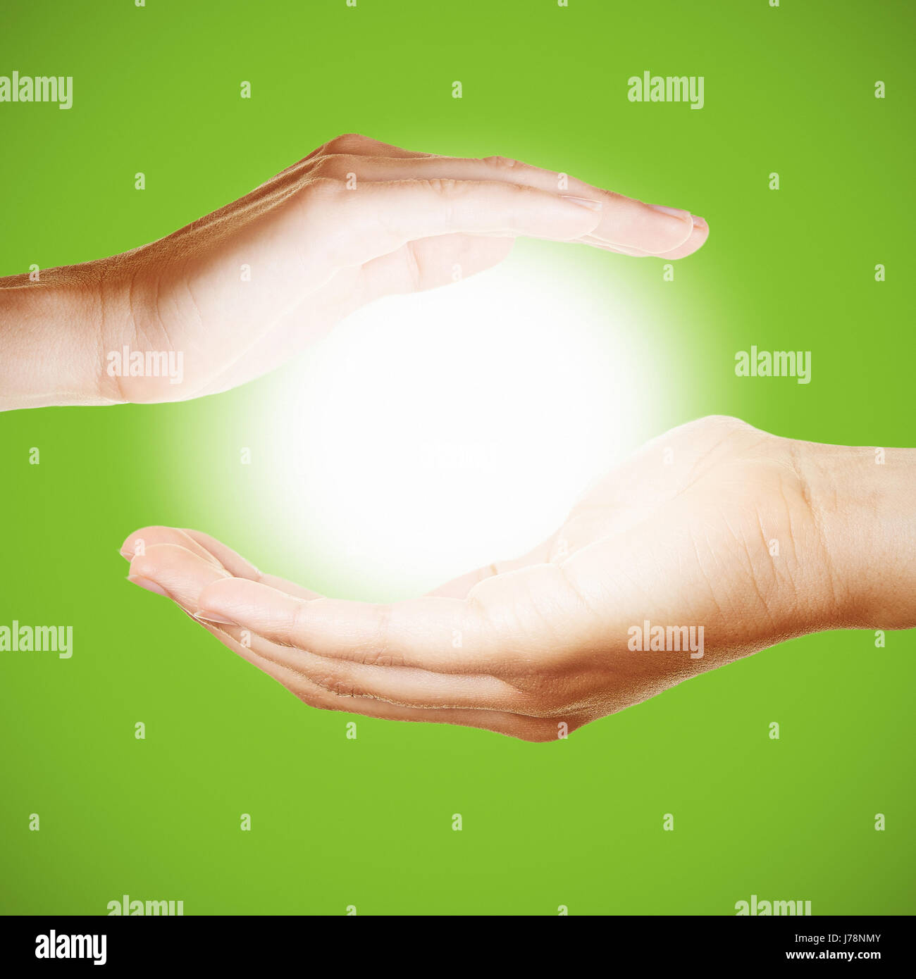Zwei Hände halten einen leuchtenden Licht und Sonne als Symbol für die Meditation oder beten Stockfoto