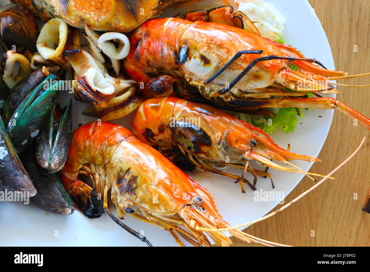 Seafood Grill schließen, Garnelen, Tintenfisch und Stockfoto