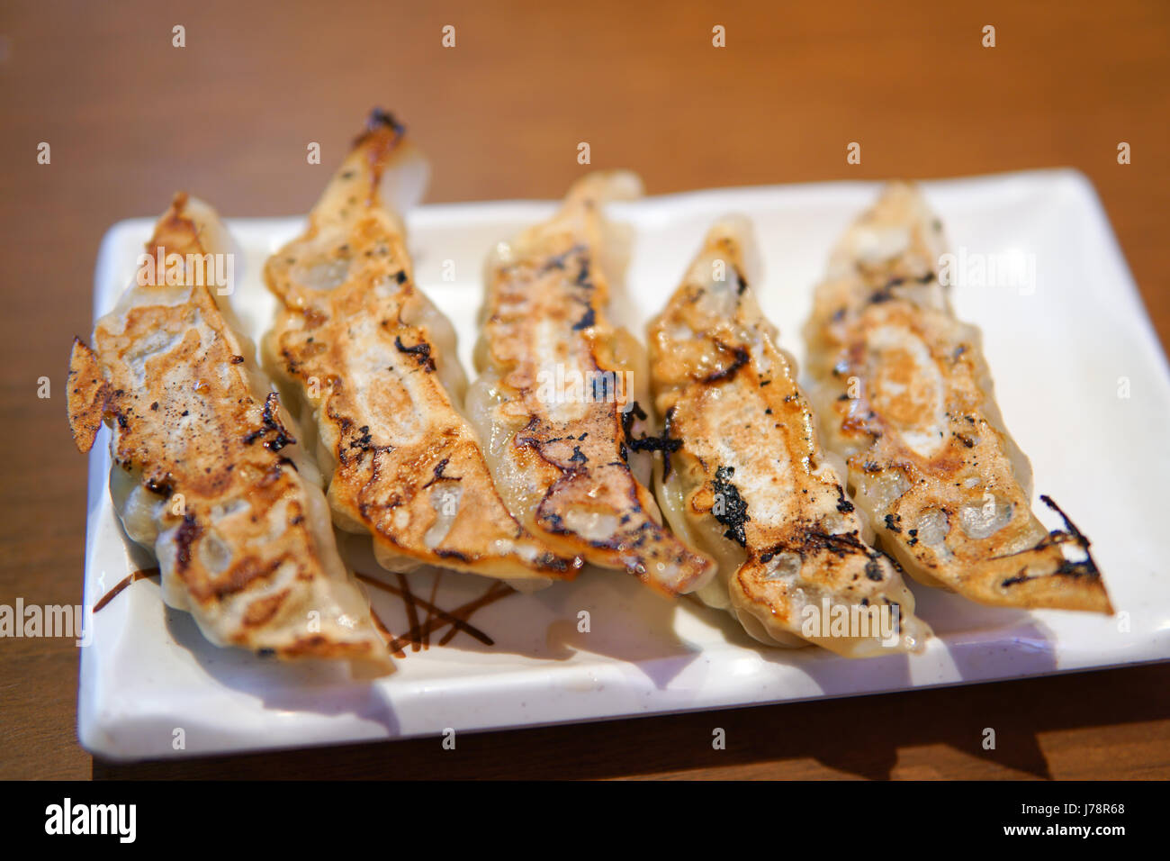 Dim Sum oder Gyoza japanisches Essen auf weißen Teller Stockfoto