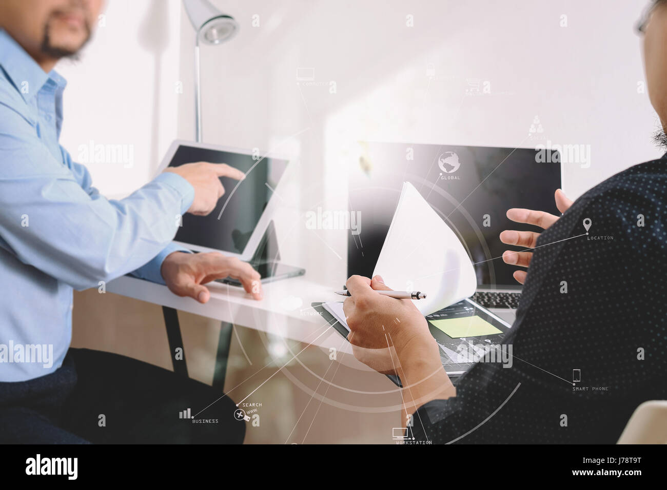 Co-Team-Meeting Arbeitskonzept, Geschäftsmann mit Smartphone und digitale Tablet und Notebook-Computer in modernen Büros mit virtuellen Symbol Grafik und char Stockfoto