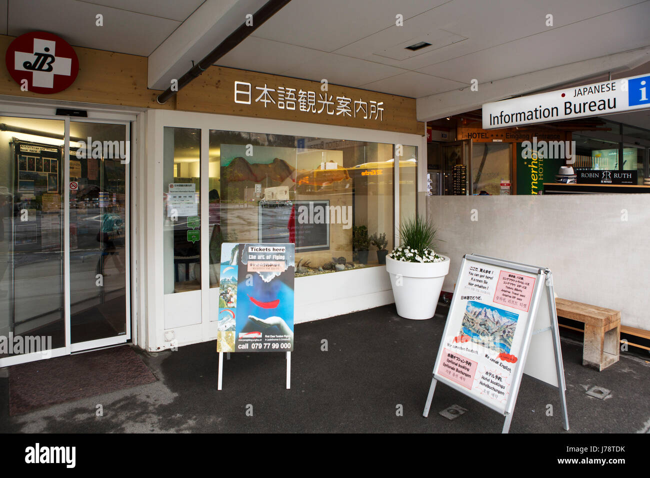 Japanische Informationsbüro in Lauterbrunnen in der Schweiz. Eine hohe Anzahl von asiatischen Touristen besuchen die Region. Stockfoto