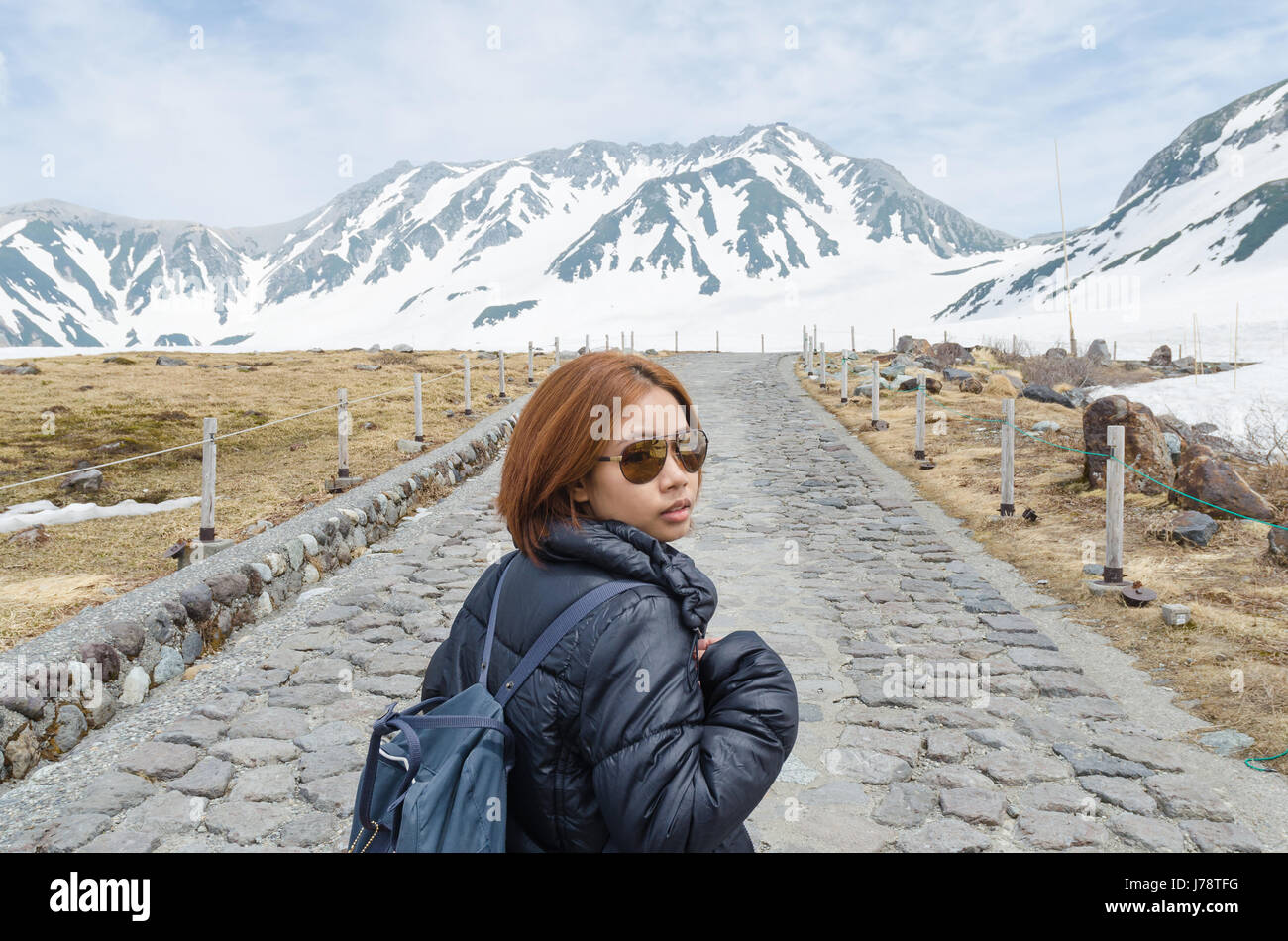 Weibliche Reisende und Schneeberg in japan Alpen Tateyama Kurobe Alpinweg Stockfoto