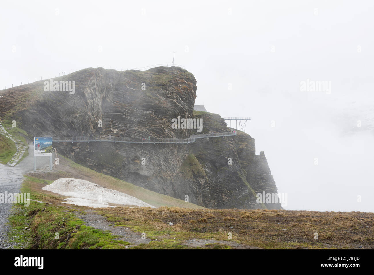 Der erste Cliff Walk von Tissot am ersten Berg in der Jungfrau-Region der Schweiz. Die Wanderung Röcke der Berg in Nebel gehüllt ist. Stockfoto