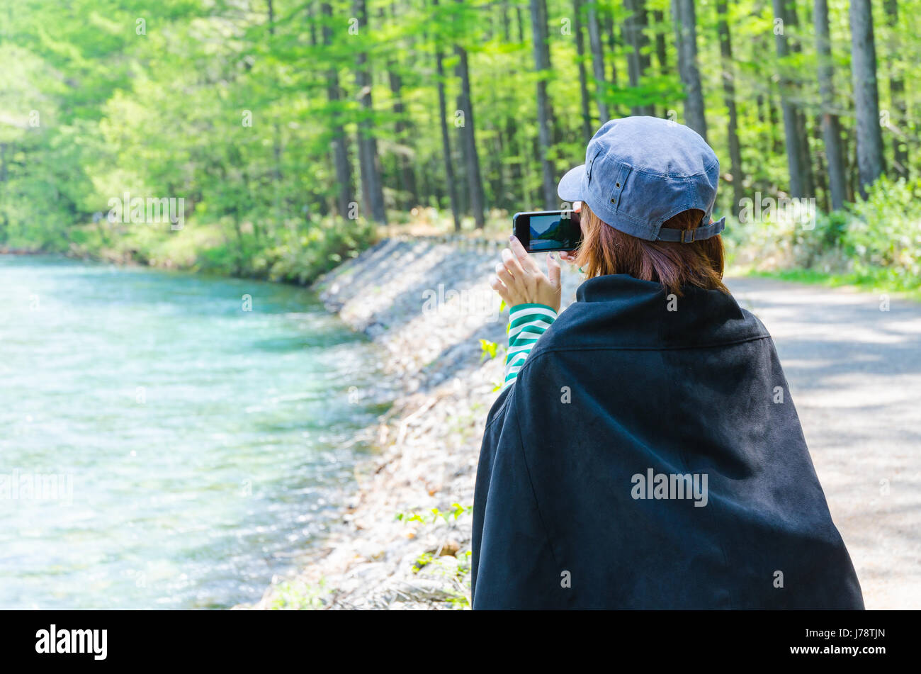 Reisende mit Smartphone, ein Foto der schönen Landschaft bei Kamikochi Nagano japan Stockfoto