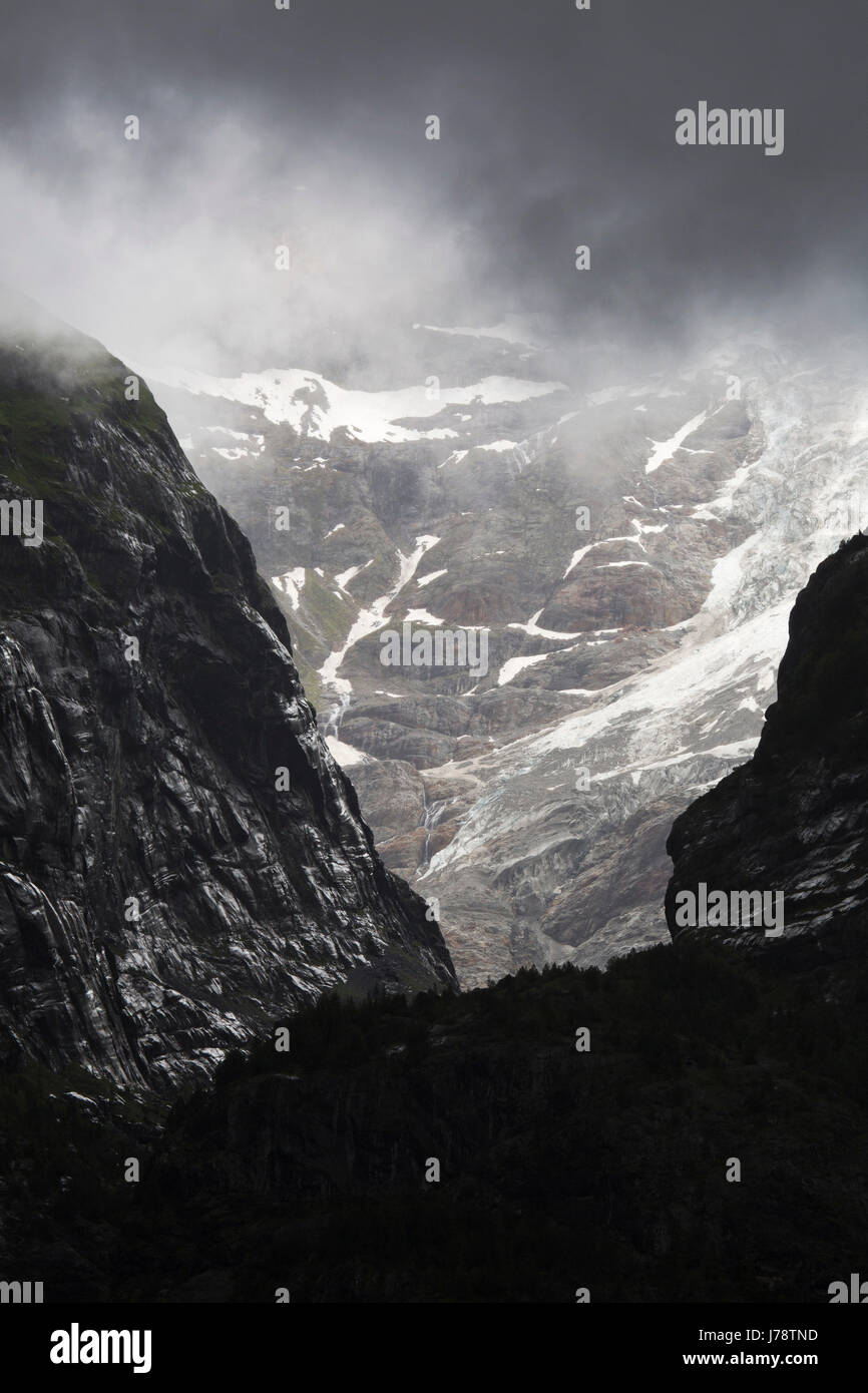 Berge in der Jungfrau-Region der Schweiz. Die Berge sind an einem regnerischen Tag in Nebel gehüllt. Stockfoto