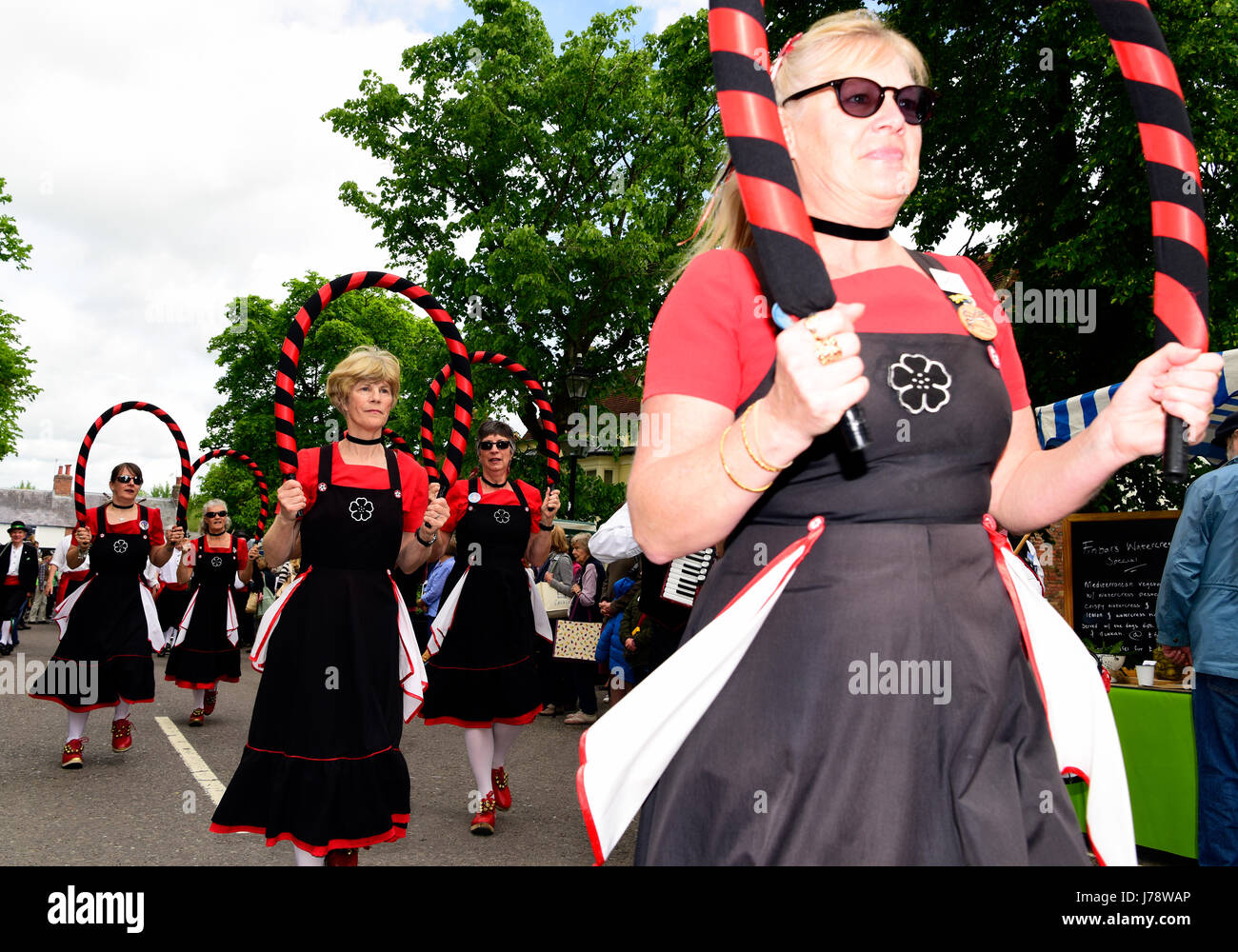 Alresford 13. jährliche Brunnenkresse Festival, die All-Girl Mayflower Morris Tänzer Parade durch die Stadt entlang der Broad Street, Alresford, Hampshire, DEU Stockfoto