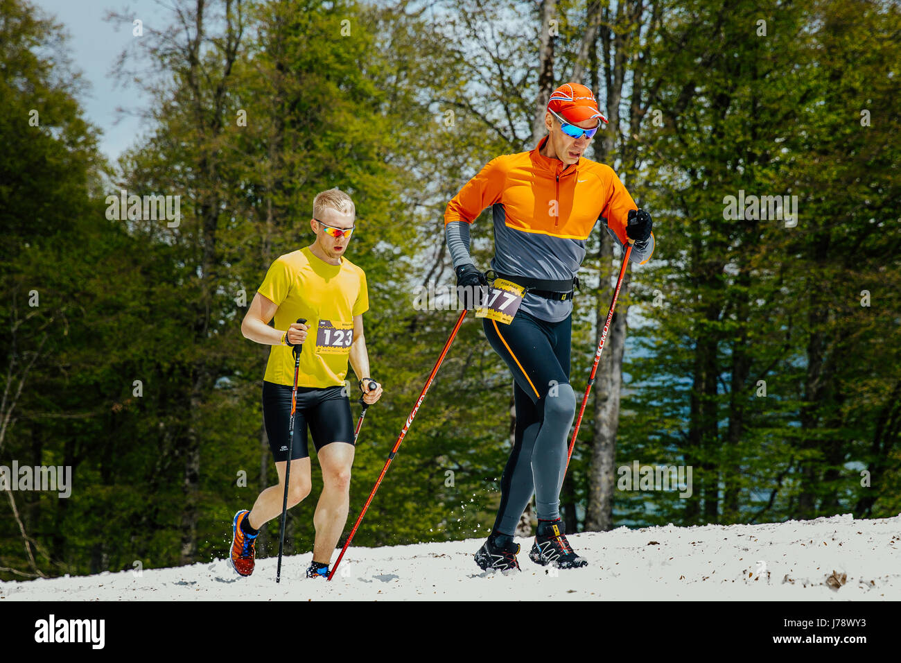 zwei Läufer Männer laufen verschneiten Trail mit trekking-Stöcke im vertikalen Kilometer Rennen Stockfoto