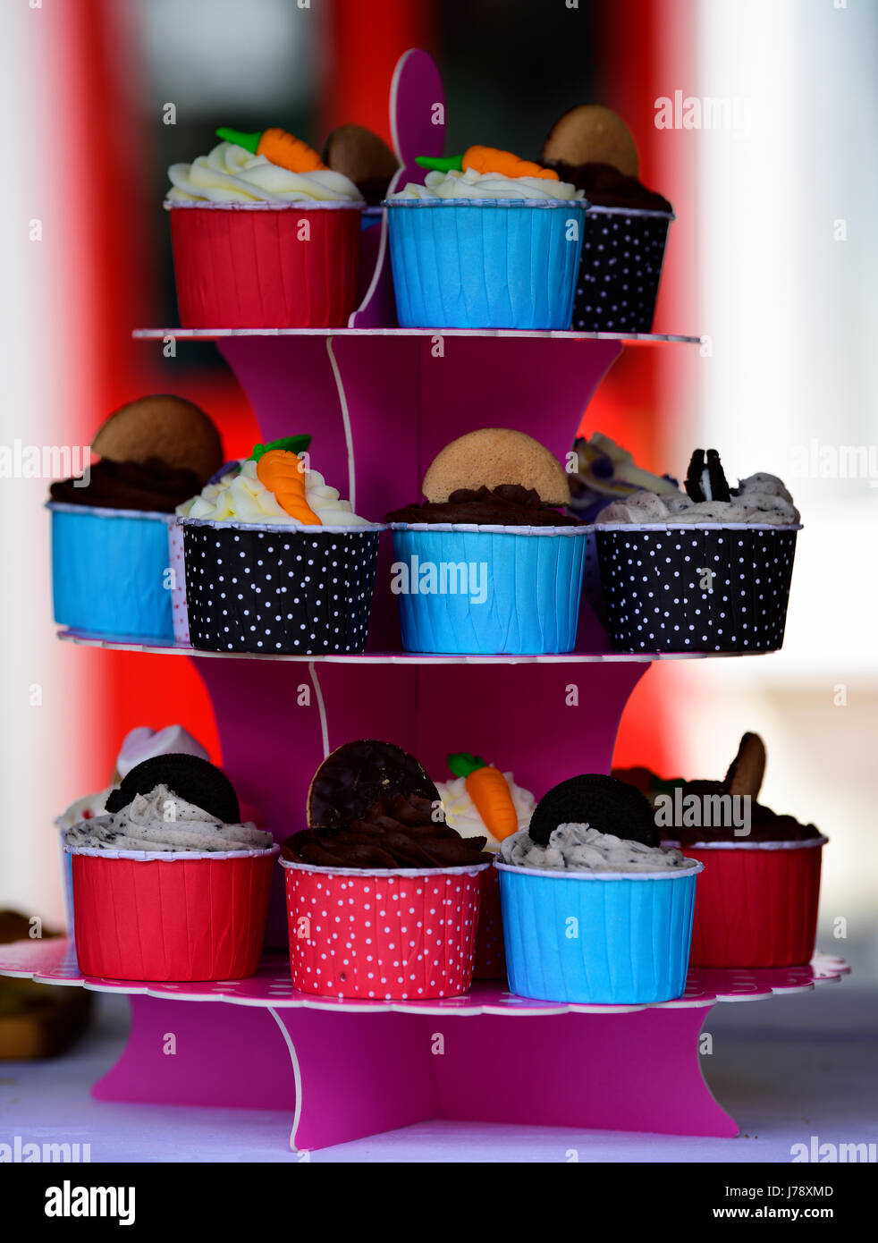 Alresford 13. jährliche Brunnenkresse Festival, Auswahl von Kuchen/Desserts für den Verkauf auf einem Stall als Kontrast zu den mehr herzhaften angeboten von Brunnenkresse, Stockfoto