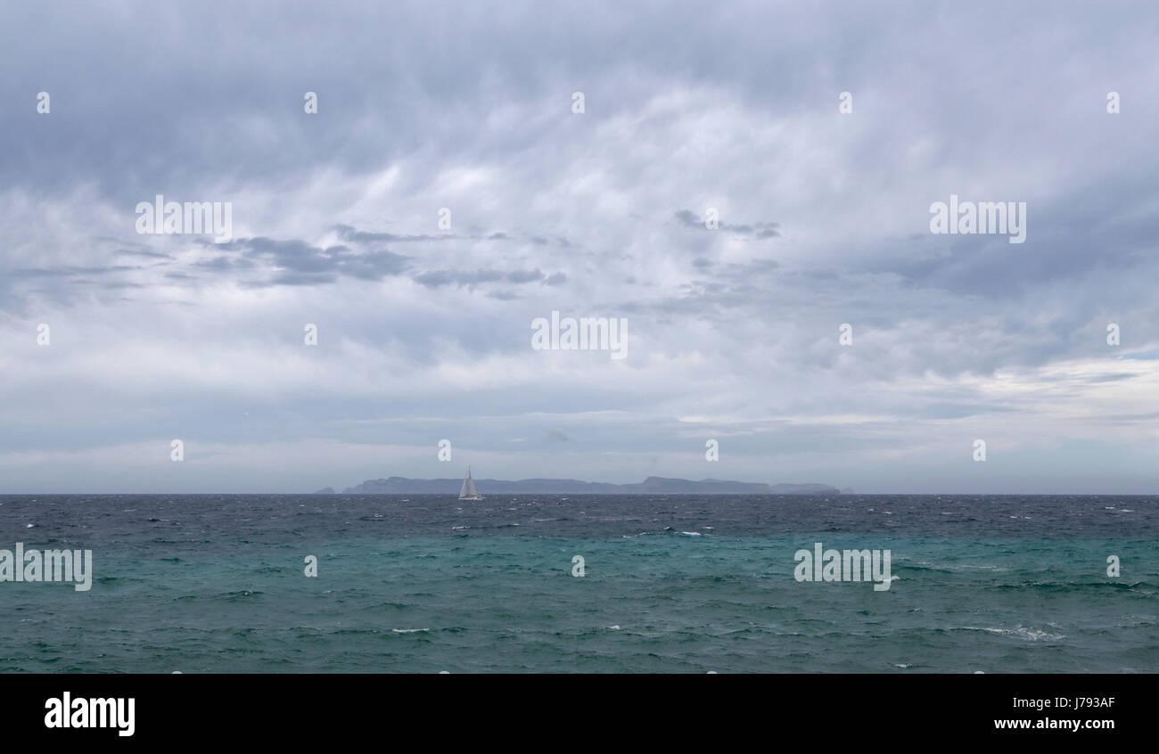 Die spanischen Balearen Insel Cabrera von Mallorca gesehen. Stockfoto