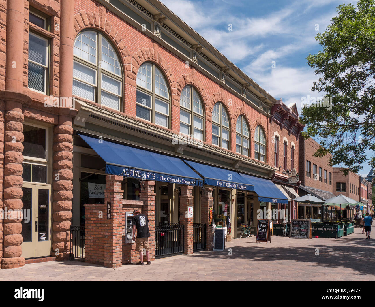 Mann am Geldautomaten, Altstädter Ring, Fort Collins, Colorado. Stockfoto