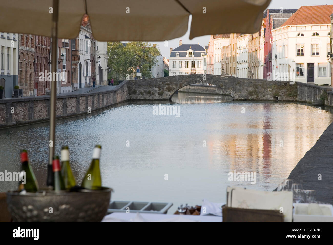 Kanal Wasser Brügge Belgien Europa Gebäudearchitektur Romantik Wein Essen Stockfoto