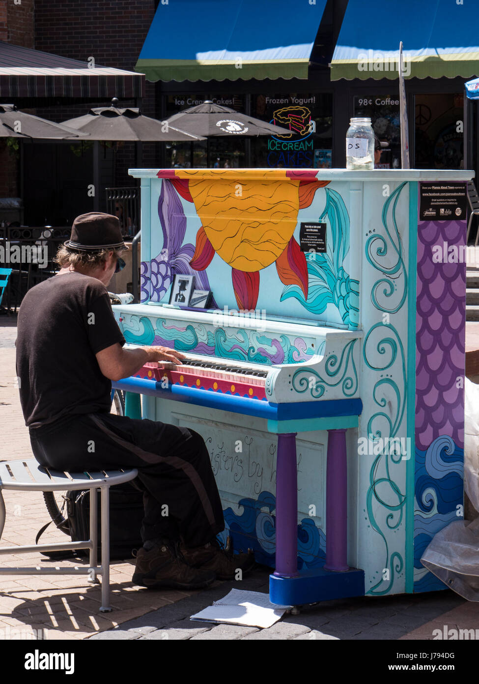 Mann am Klavier, Altstädter Ring, Fort Collins, Colorado. Stockfoto