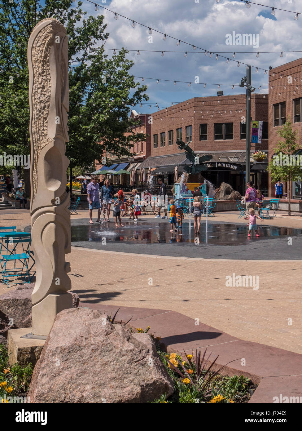 Kinder spielen in der Innenstadt von Brunnen, Altstädter Ring, Fort Collins, Colorado. Stockfoto