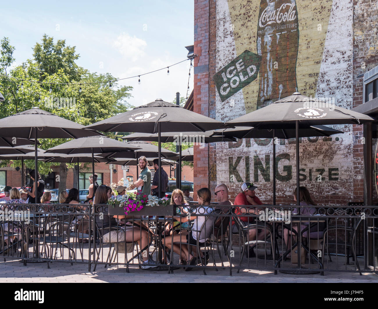 Externe Tabellen, Cooper Smith Pub & Brewing, Old Town, Fort Collins, Colorado. Stockfoto