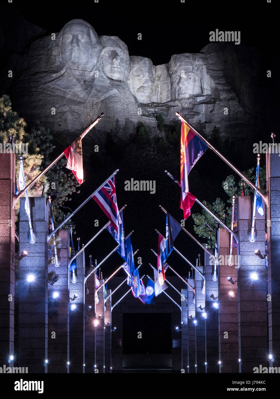 Gesichter und Fahnen bei Nacht, Mount Rushmore National Memorial, South Dakota. Stockfoto