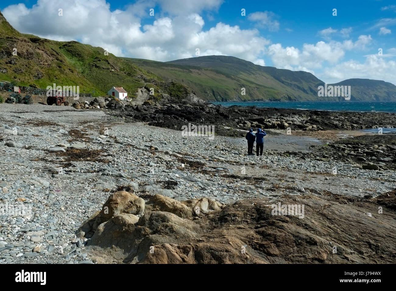 Niarbyl, die Insel Man, zeigen den Strand, Gang, Reihe von Hütten und ein Fischer Hütte, für die Dreharbeiten von "Waking Ned Devine' verwendet. Stockfoto