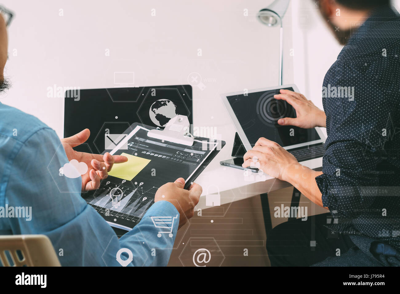 Co-Team-Meeting Arbeitskonzept, Geschäftsmann mit Smartphone und digitale Tablet und Notebook-Computer in modernen Büros mit virtuellen Symbol Grafik und char Stockfoto