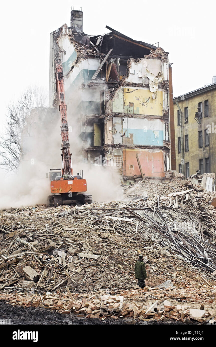 Gebäude, Ruinen Trümmer zerbrochen zerstören Wohnungen Wohnungen abgerissen Bagger Stockfoto